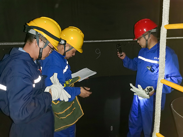 10月13日下午，尿素車間、生產部、修造部人員在合成塔內檢查.jpg
