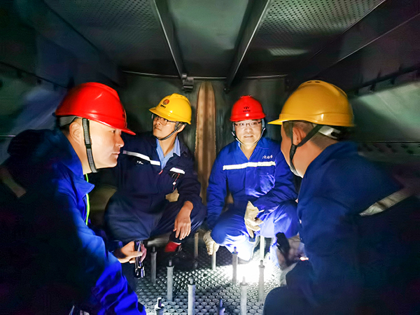10月13日下午，尿素車間、生產部、修造部人員在汽提塔內檢查2.jpg