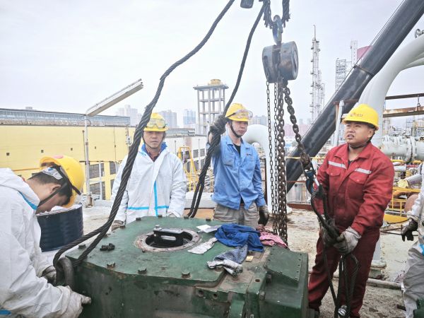 10月17日，檢修人員在煤漿槽上方吊裝減速機.jpg