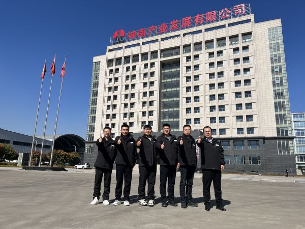 2023年10月14日，參加陜煤集團(tuán)第二十屆班組長綜合素質(zhì)提升班，渭化集團(tuán)公司班組長代表在神南學(xué)院辦公樓前合影留念.jpg