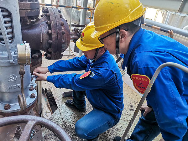 10月20日上午，徐濤和張跟潮在3號(hào)爐定排罐處檢查安全閥安裝質(zhì)量.jpg