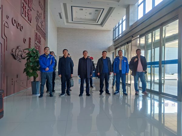 2023年11月22日，陜西省應(yīng)急管理廳來彬州公司檢查觀看入廠安全教育視頻.jpg