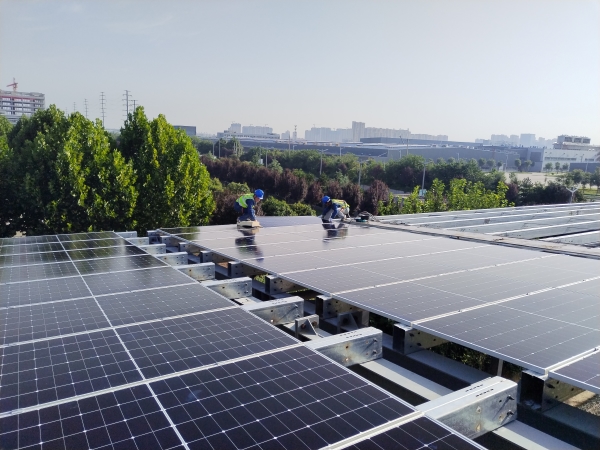 9月，三期光伏施工現(xiàn)場，施工人員正在敷設組件2.jpg