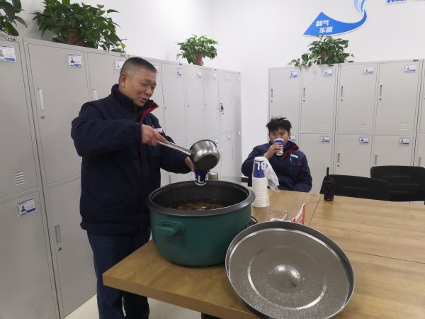 圖1 12月8日，剛忙完工作的職工杜仲毅喝著冰糖雪梨水。肖歡 攝.jpg