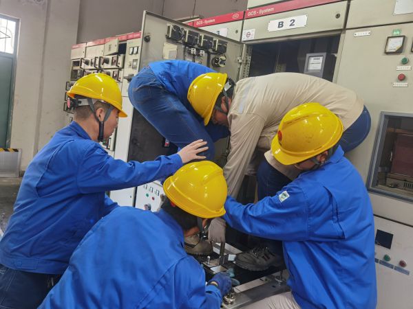 今年大檢修期間，電氣檢修人員齊心協(xié)力“修舊利廢”.jpg