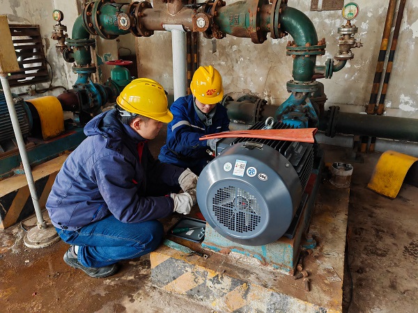1月份，電氣檢修人員正在更換高效節(jié)能電機.jpg
