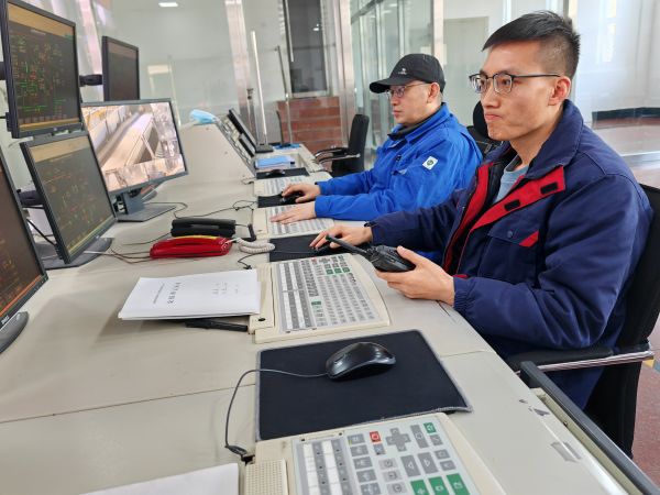 2月9日，尿素車間化工一班中控李剛1.jpg