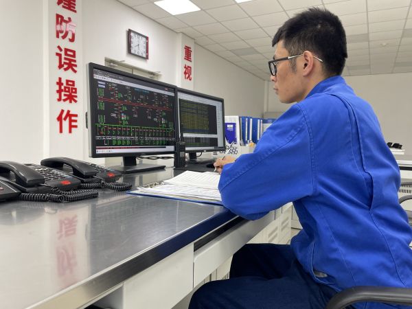 春節(jié)值班期間，運行員工第五江明在認真監(jiān)視變電所內(nèi)設(shè)備運行數(shù)據(jù).jpg