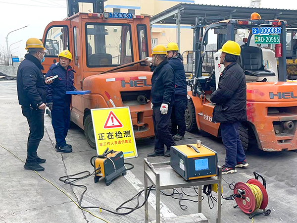 2月19日，運(yùn)銷分部，曹侃、伍思盈等人員，在北物流門現(xiàn)場檢測。運(yùn)銷分部 曹侃攝（2）.jpg