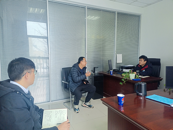 2月23日，運(yùn)銷分部，曹侃、伍思盈人員，在分部辦公室對標(biāo)交流。運(yùn)銷分部 伍思盈 攝.jpg
