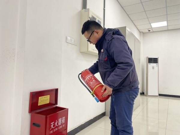 運行員工對現(xiàn)場辦公室滅火器進(jìn)行檢查.jpg