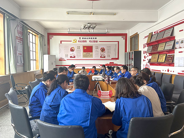 3月5日，渭河塑業(yè)公司以融入生產(chǎn)經(jīng)營抓黨建為引領(lǐng)，組織召開積極創(chuàng)新，實(shí)現(xiàn)生產(chǎn)經(jīng)營管理提升研討會。.jpg
