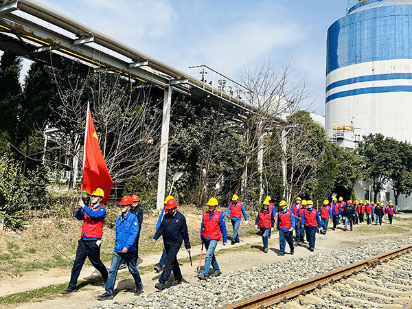 3月20日下午，物料車間黨支部開展了“清除雜草保安全 志愿服務(wù)顯擔(dān)當(dāng)”主題活動(dòng)，   600.jpg