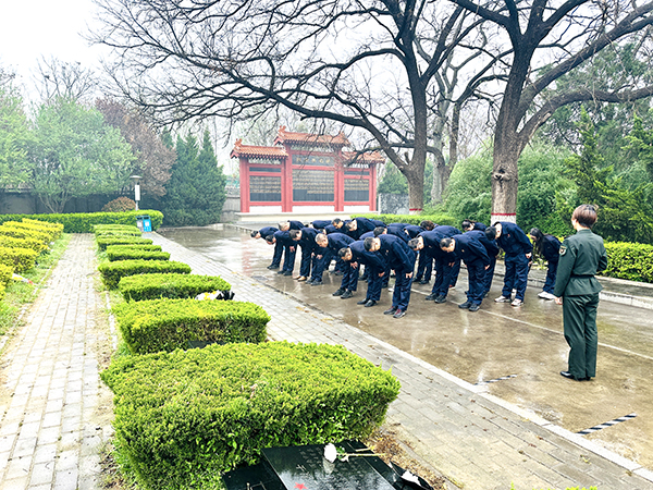 4月2日下午，渭化集團(tuán)組織黨員代表、團(tuán)員青年代表走進(jìn)渭南市臨渭區(qū)王尚德烈士陵園，開展清明節(jié)祭掃活動(dòng)。烈士紀(jì)念碑前默哀鞠躬.JPG