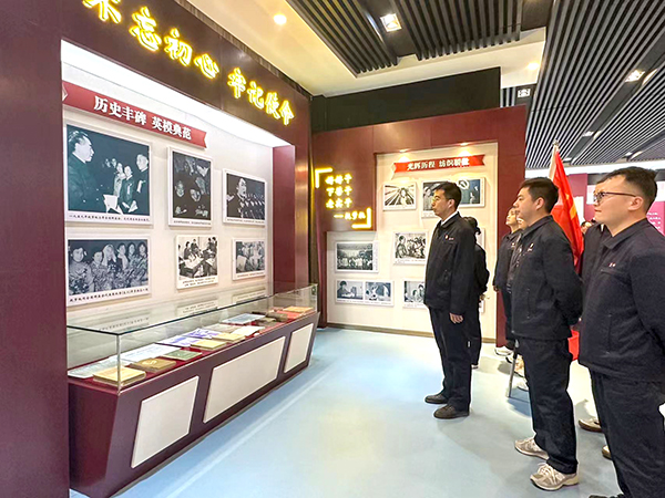 2024年4月9日乙二醇車間黨員職工們，駐足學習趙夢桃個人事跡.jpg
