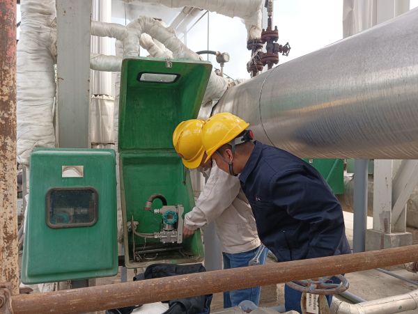三期檢修差壓發(fā)電現(xiàn)場，計控電儀部空分尿素工段人員在現(xiàn)場檢修儀表設(shè)備并探討學(xué)習(xí).jpg