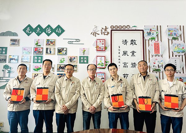 4月18日下午，物料車間黨支部組織運行崗位職工開展“書廉韻 倡廉潔”仿宋字書廉比賽。--晉級選手發(fā)放獎品.JPG