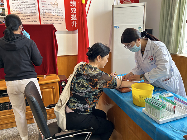 4月24日，公司聘請紅化醫(yī)院為車間勞務(wù)用工進行職業(yè)健康體檢。.jpg