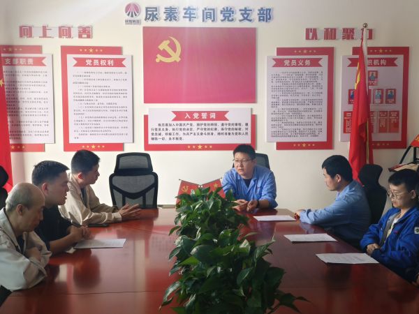 4月28日，車間工藝主任王慶振對(duì)班組考試試卷進(jìn)行點(diǎn)評(píng).jpg