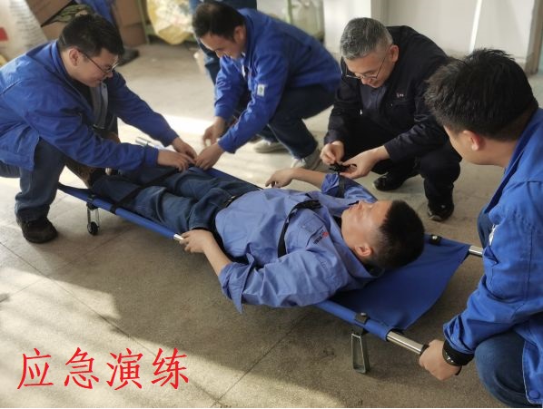 4月26日，尿素車間對(duì)擔(dān)架操作進(jìn)行培訓(xùn).jpg