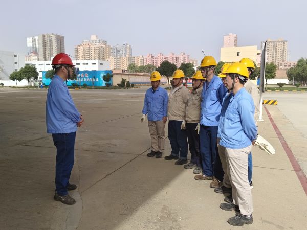 4月26日，尿素車間開展四月份受限空間應(yīng)急演練.jpg