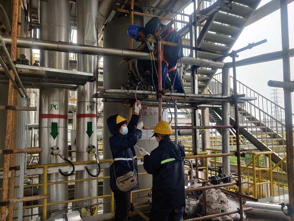 4月30日，分析人員對(duì)洗氨塔受限空間作業(yè)進(jìn)行入罐前取樣分析.jpg
