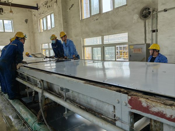 28日，合成車間、修造部人員共同搶修造粒機.jpg