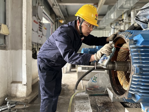 5月7日，檢修人員趙佳偉處理電機內(nèi)銹跡.jpg