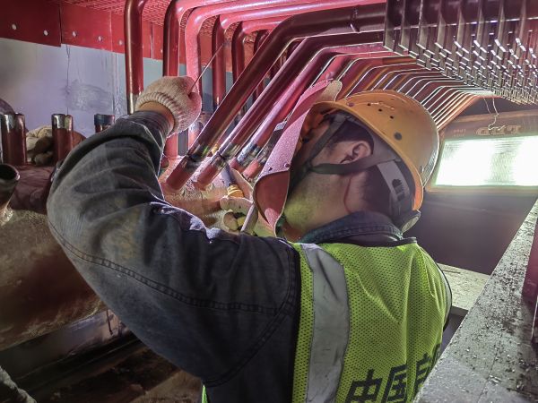 2024年5月20日，動力車間4號鍋爐施工單位檢修人員正在焊接新的省煤器.jpg
