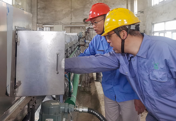 5月23日，各部門協(xié)作搶修造粒機(jī).jpg