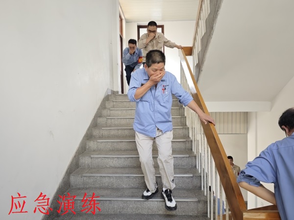 6月13日上午，各樓層人員在疏散引導(dǎo)組成員的帶領(lǐng)下進行有序逃生.jpg