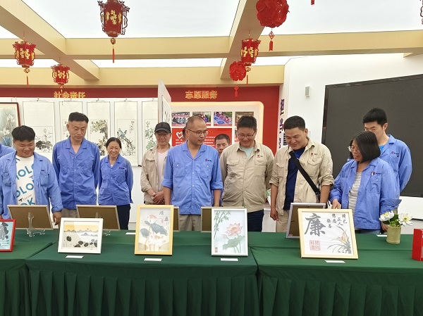 6月14日，尿素車間黨支部組織黨員參觀廉潔作品展1.jpg