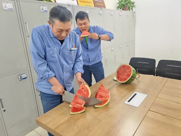 圖3 6月25日，班長(zhǎng)雷仲民正在切西瓜。 肖歡 攝.jpg