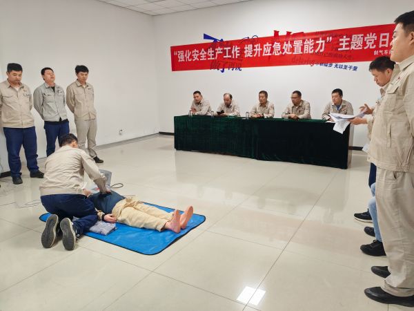 圖2 7月26日，張力演示心肺復蘇全過程。.jpg