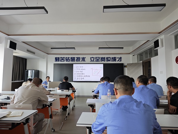 近日，計控電儀部主任工程師馬曉華為部門人員進行了“離心式壓縮機的防喘振控制” 培訓(xùn)1.jpg