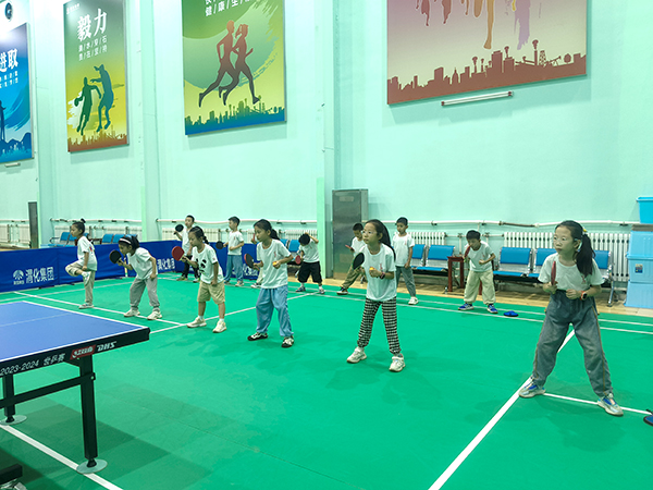 2024年8月1日，渭化集團(tuán)乒乓球館，小學(xué)生學(xué)習(xí)乒乓球.jpg