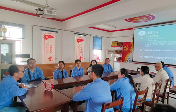 近日，物料車間主任喬玄帶領(lǐng)班組人員學(xué)習(xí)事故，并結(jié)合各自崗位工作展開討論.jpg
