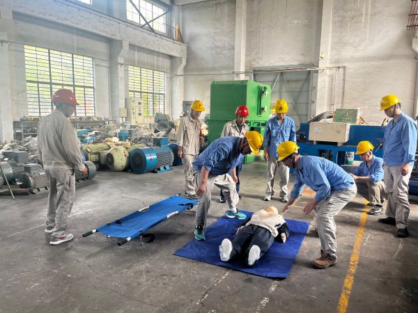 近日，為了提升員工的安全應(yīng)急處置能力和實踐技能，計控電儀部組織檢修一班進行觸電應(yīng)急演練.jpg