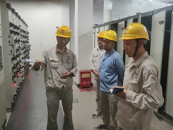 9月12日，計控電儀部技術人員正在講述設備原理和操作步驟.jpg