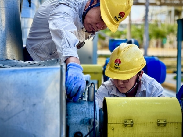 2024年9月，乙二醇車間職工在認真檢查機泵運行情況.jpg