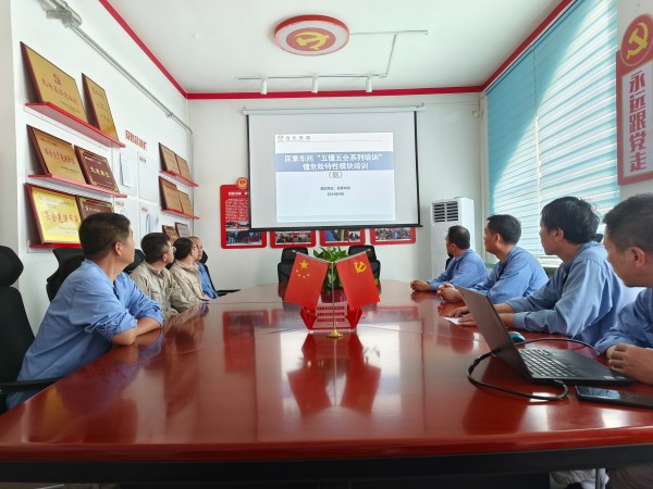 9月26日，技術(shù)員曾迎軍對(duì)班組進(jìn)行懂會(huì)能日常培訓(xùn).jpg