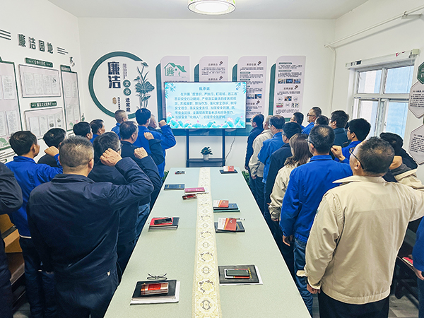 10月21日下午，物料車間黨支部開展了以“敲響廉潔警鐘、繃緊安全之弦、筑牢廉潔安全‘雙防線’”為主題的警示教育活動，--圖為職工進(jìn)行安全承諾宣誓.jpg