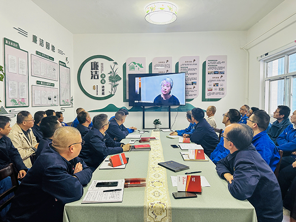 10月21日下午，物料車間黨支部開展了以“敲響廉潔警鐘、繃緊安全之弦、筑牢廉潔安全‘雙防線’”為主題的警示教育活動，--圖為觀看廉潔警示教育專題片.jpg