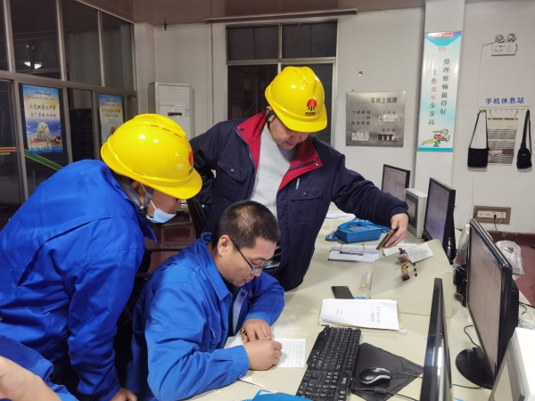 10月23日，電氣人員正在中控室處理PLC故障.jpg