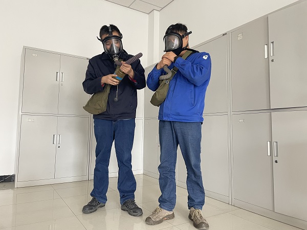運行工段員工正在練習(xí)如何將面具與濾毒罐正確組裝。.jpg