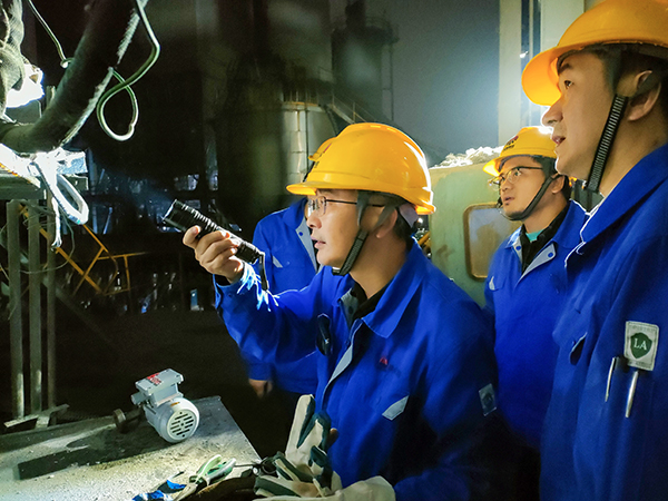 10月30日晚21時20分，工藝電氣人員現(xiàn)場共同檢查并協(xié)商故障處理辦法.jpg