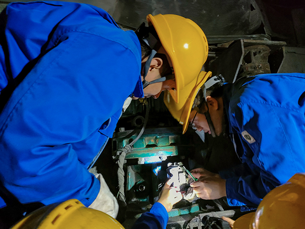 10月30日晚22時，工藝配合電氣人員拆卸故障電機。.jpg