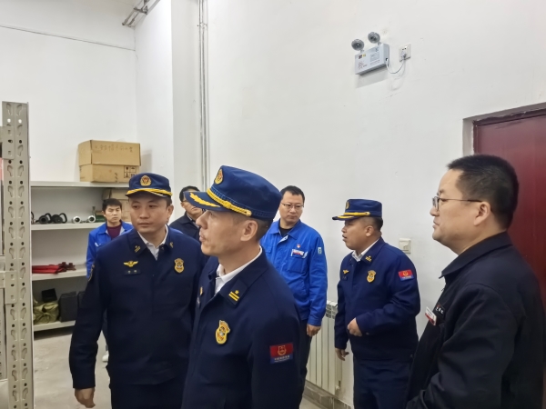 11月13日，咸陽(yáng)市消防救援支隊(duì)檢查消防器材庫(kù).jpg