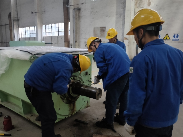 14日，計(jì)控電儀部檢修二班正在對循環(huán)水泵電機(jī)進(jìn)行維修.jpg