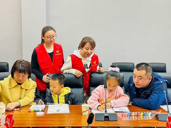 11月30日晚，物料車間黨支部開展“清風(fēng)常伴 以廉守家”為主題的廉潔文化進(jìn)家庭活動(dòng)--志愿者指導(dǎo).jpg